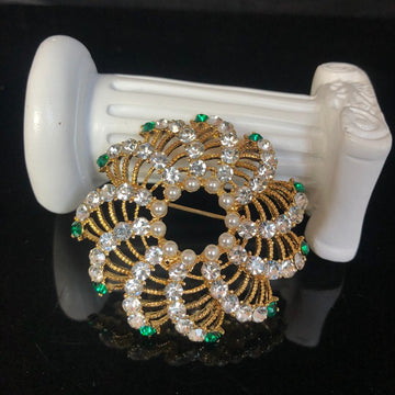 Fashionable and stylish design, featuring delicate cut-out details, rhinestone and pearl embellishments, versatile and exquisite jewelry, and a trendy gold-plated brooch