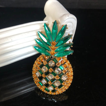 Cross-border exquisite and fashionable design, elegant and versatile, with delicate diamond embellishments, featuring a fruit pineapple brooch, an elegant pin
