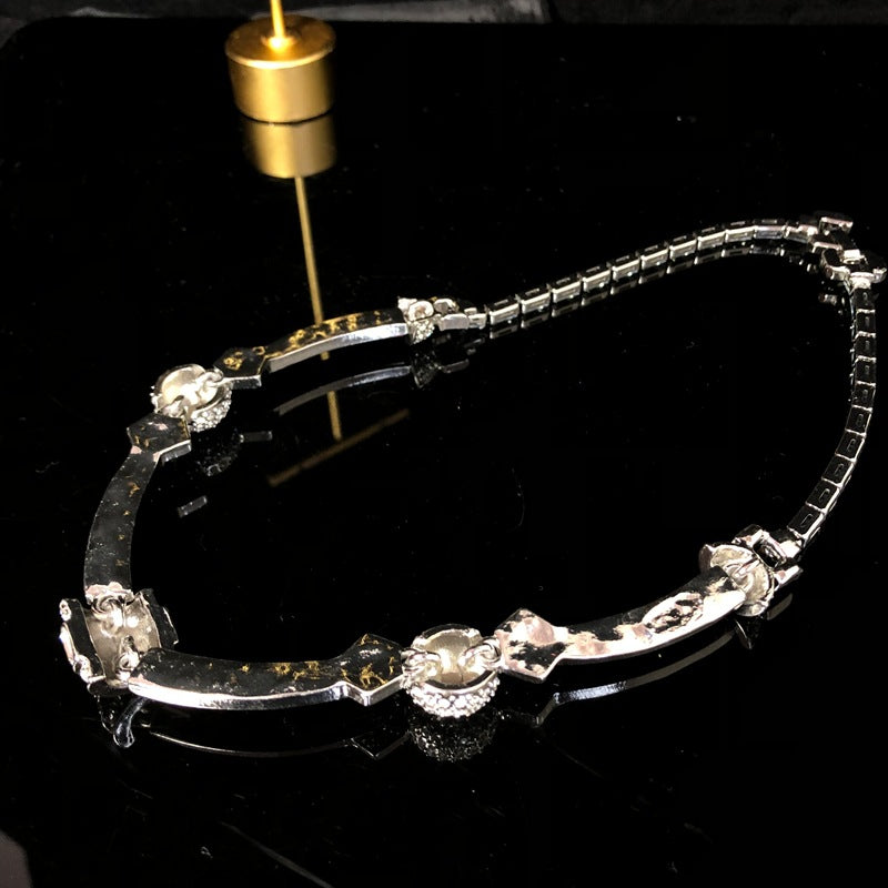 vintageClassic vintage-style two-tone sapphire and ruby necklace, exuding elegance, fashion, and a touch of understated luxury, with a refined and versatile design