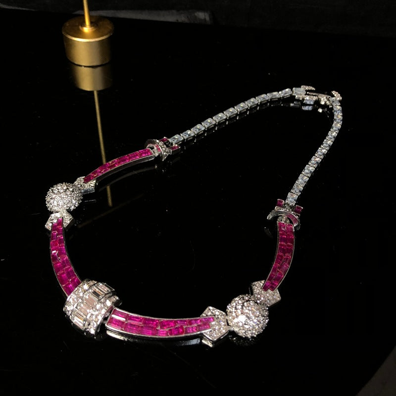 vintageClassic vintage-style two-tone sapphire and ruby necklace, exuding elegance, fashion, and a touch of understated luxury, with a refined and versatile design