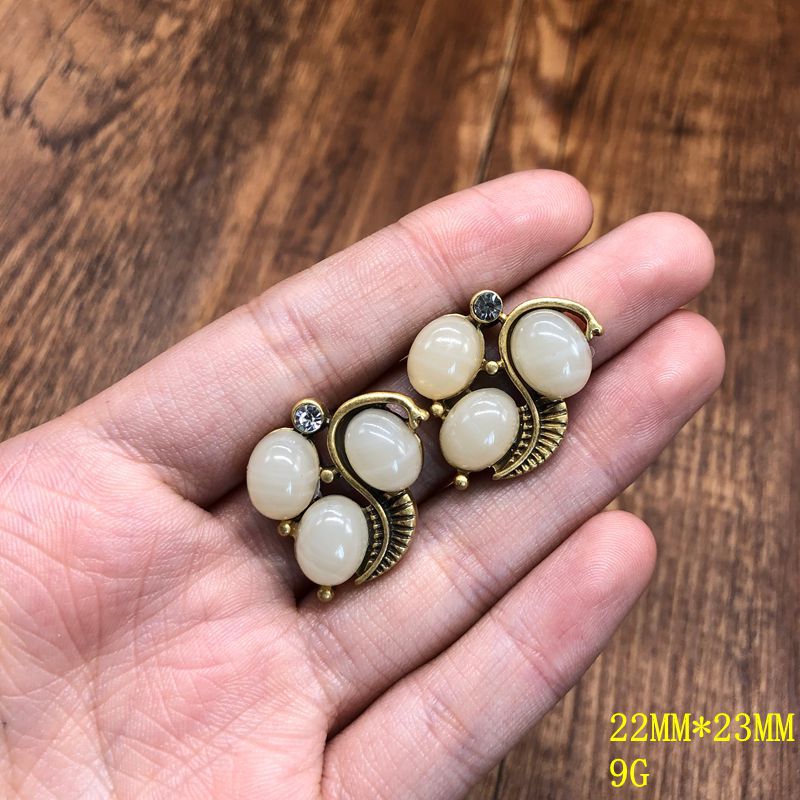 Vintage-style, heavy-duty, versatile, antique gold and white jewelry=Jelly resin pearl-inlaid necklace and earring set