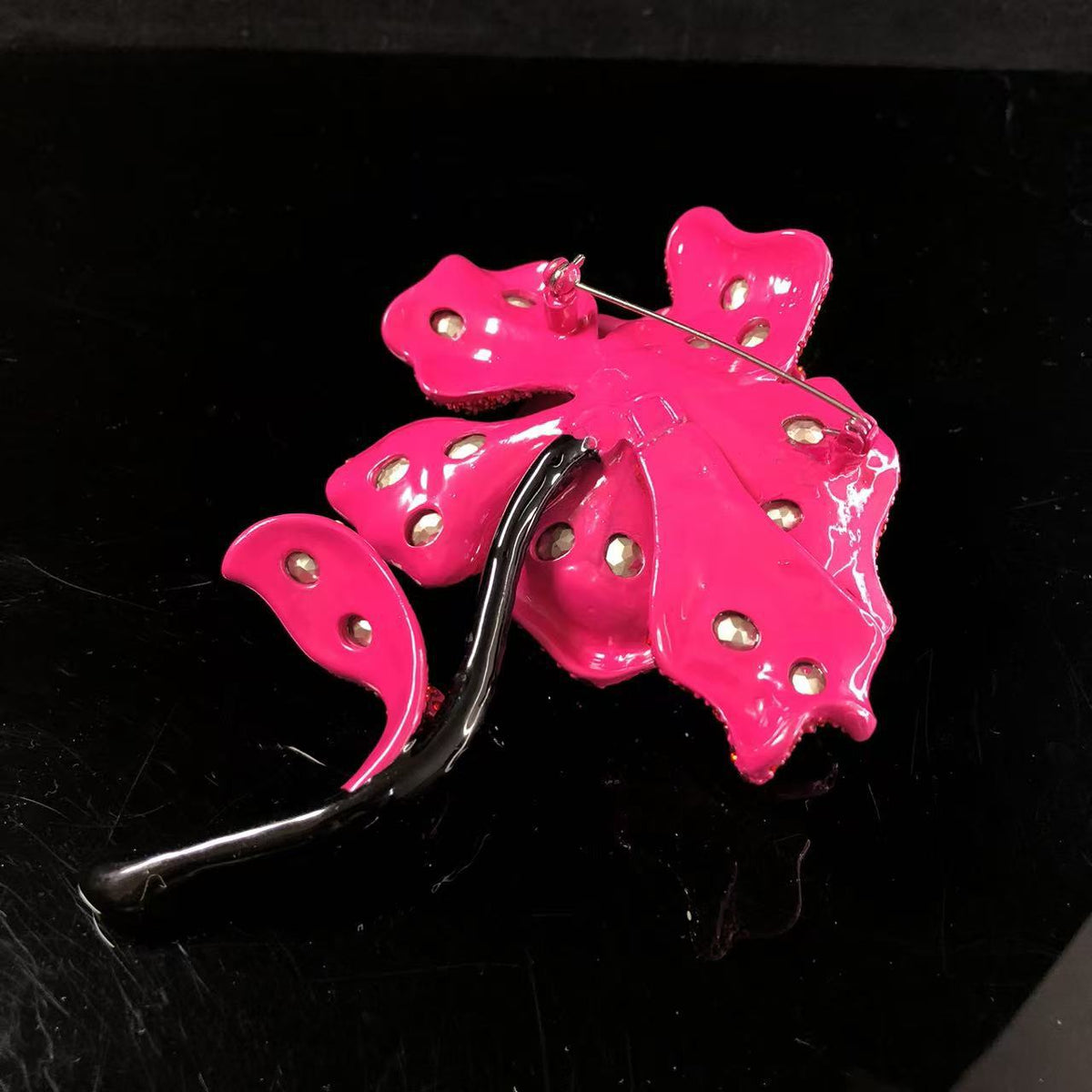 Classic, sophisticated, and luxurious peony brooch and earring set, exuding elegance and refined charm, perfect as a fashionable accessory for coats