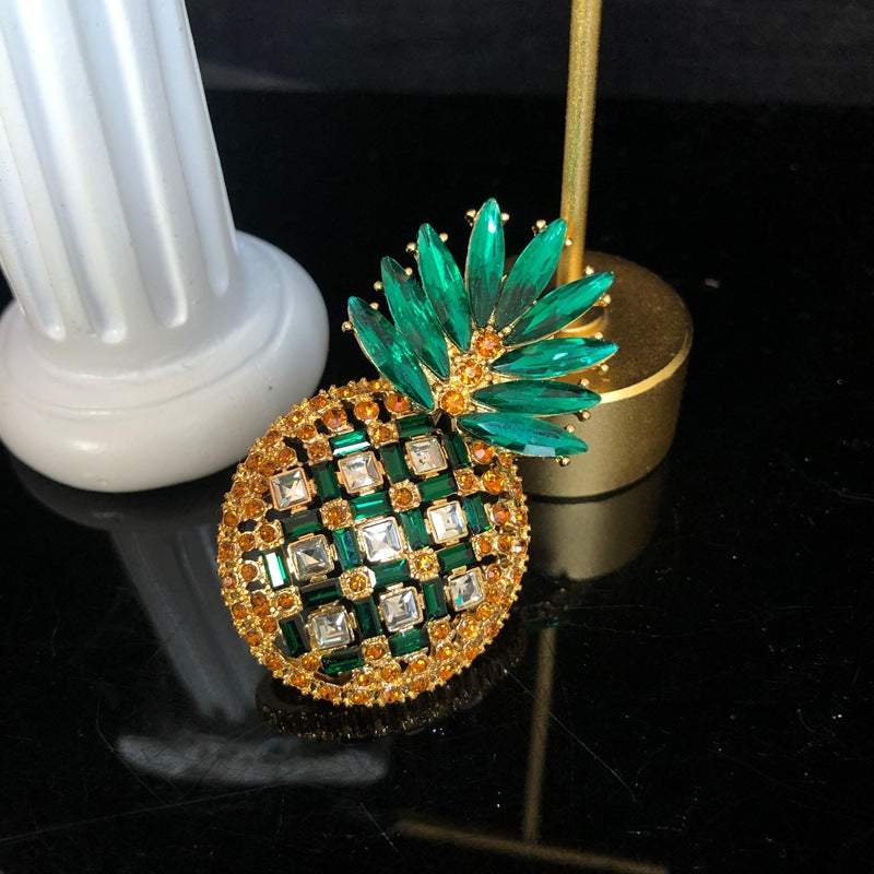 Cross-border exquisite and fashionable design, elegant and versatile, with delicate diamond embellishments, featuring a fruit pineapple brooch, an elegant pin