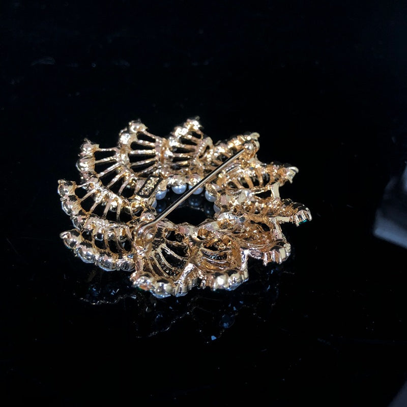 Fashionable and stylish design, featuring delicate cut-out details, rhinestone and pearl embellishments, versatile and exquisite jewelry, and a trendy gold-plated brooch