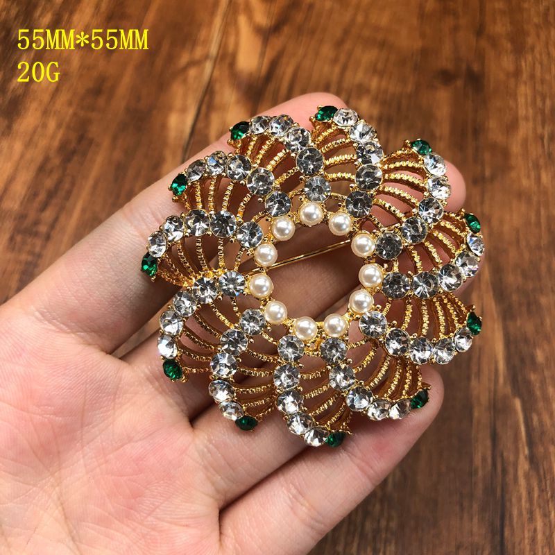 Fashionable and stylish design, featuring delicate cut-out details, rhinestone and pearl embellishments, versatile and exquisite jewelry, and a trendy gold-plated brooch