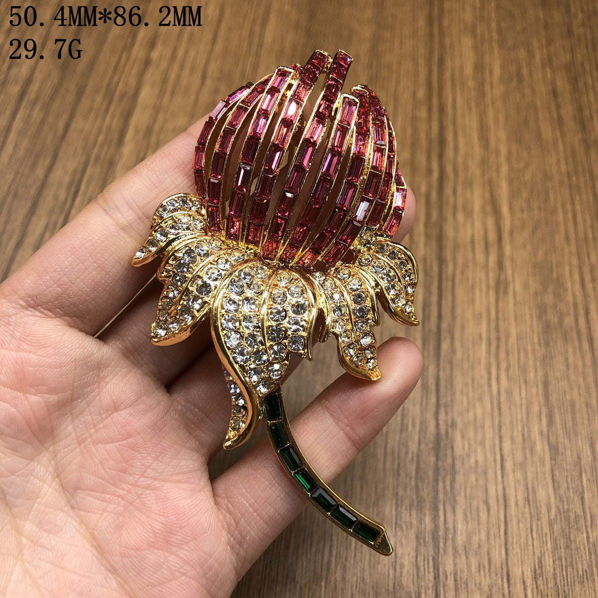 Vintage jewelry set, exquisite and versatile, featuring a floral brooch with diamond accents, earrings, and other accessories, plated with real gold, and featuring a delicate phoenix design