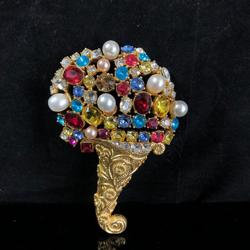 Vintage jewelry design, fashionable and versatile, exquisite hollowed-out design with diamond and pearl embellishments, elegant floral carving, and a sophisticated brooch