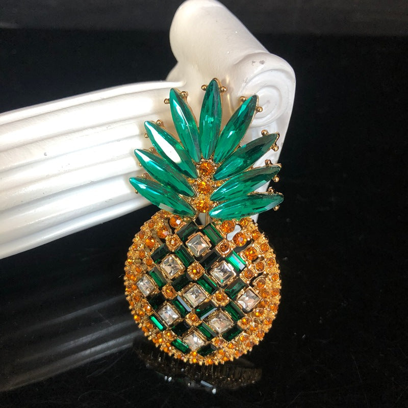 Cross-border exquisite and fashionable design, elegant and versatile, with delicate diamond embellishments, featuring a fruit pineapple brooch, an elegant pin