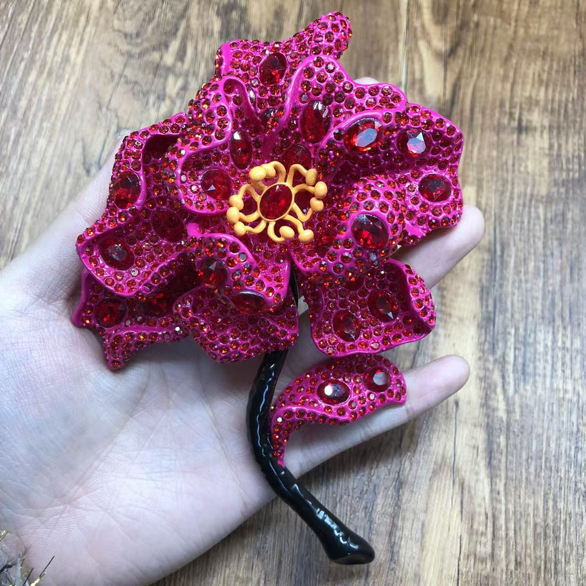 Classic, sophisticated, and luxurious peony brooch and earring set, exuding elegance and refined charm, perfect as a fashionable accessory for coats