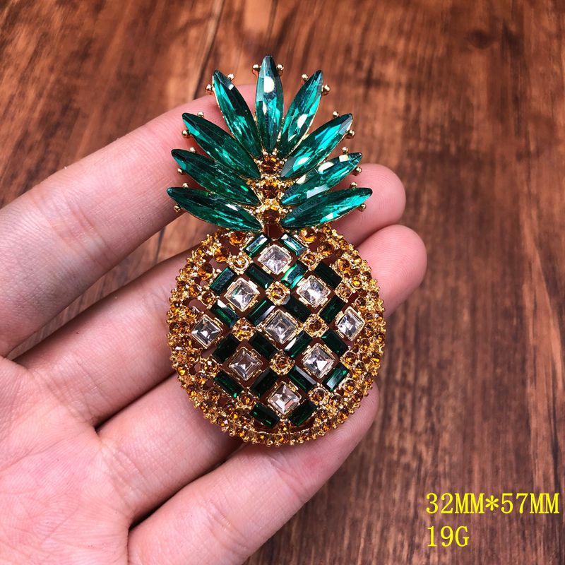 Cross-border exquisite and fashionable design, elegant and versatile, with delicate diamond embellishments, featuring a fruit pineapple brooch, an elegant pin