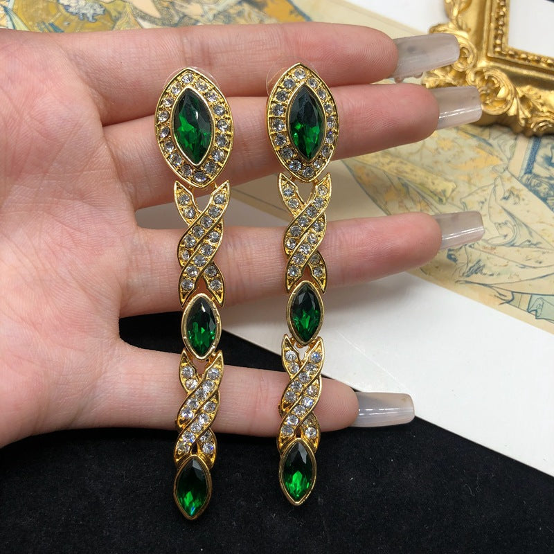 Vintage emerald-studded earrings, French-style, fashionable, luxurious, and elegant, a unique and high-end earring and necklace set