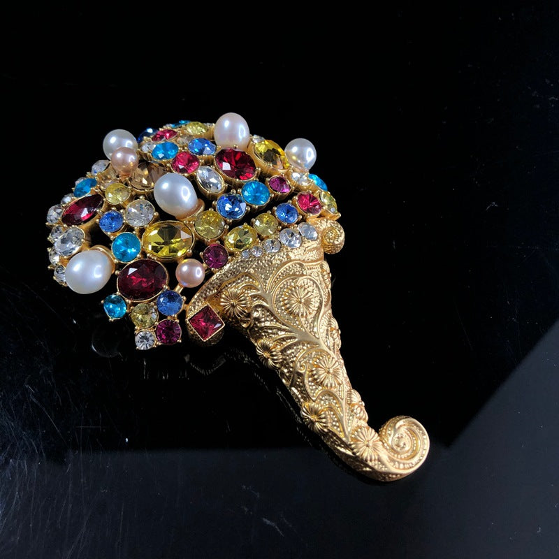 Vintage jewelry design, fashionable and versatile, exquisite hollowed-out design with diamond and pearl embellishments, elegant floral carving, and a sophisticated brooch
