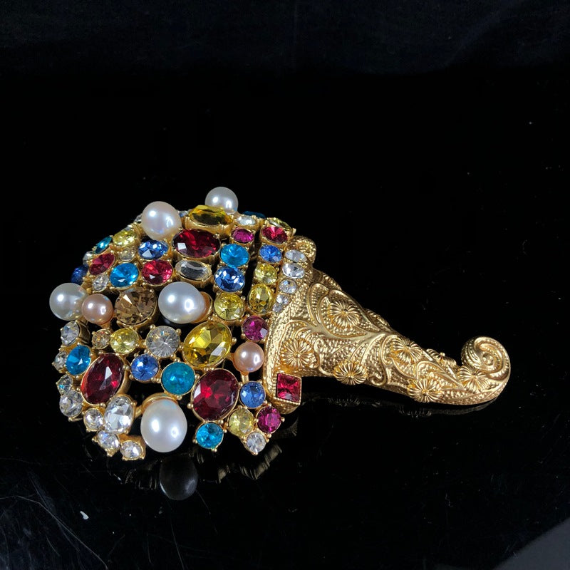 Vintage jewelry design, fashionable and versatile, exquisite hollowed-out design with diamond and pearl embellishments, elegant floral carving, and a sophisticated brooch
