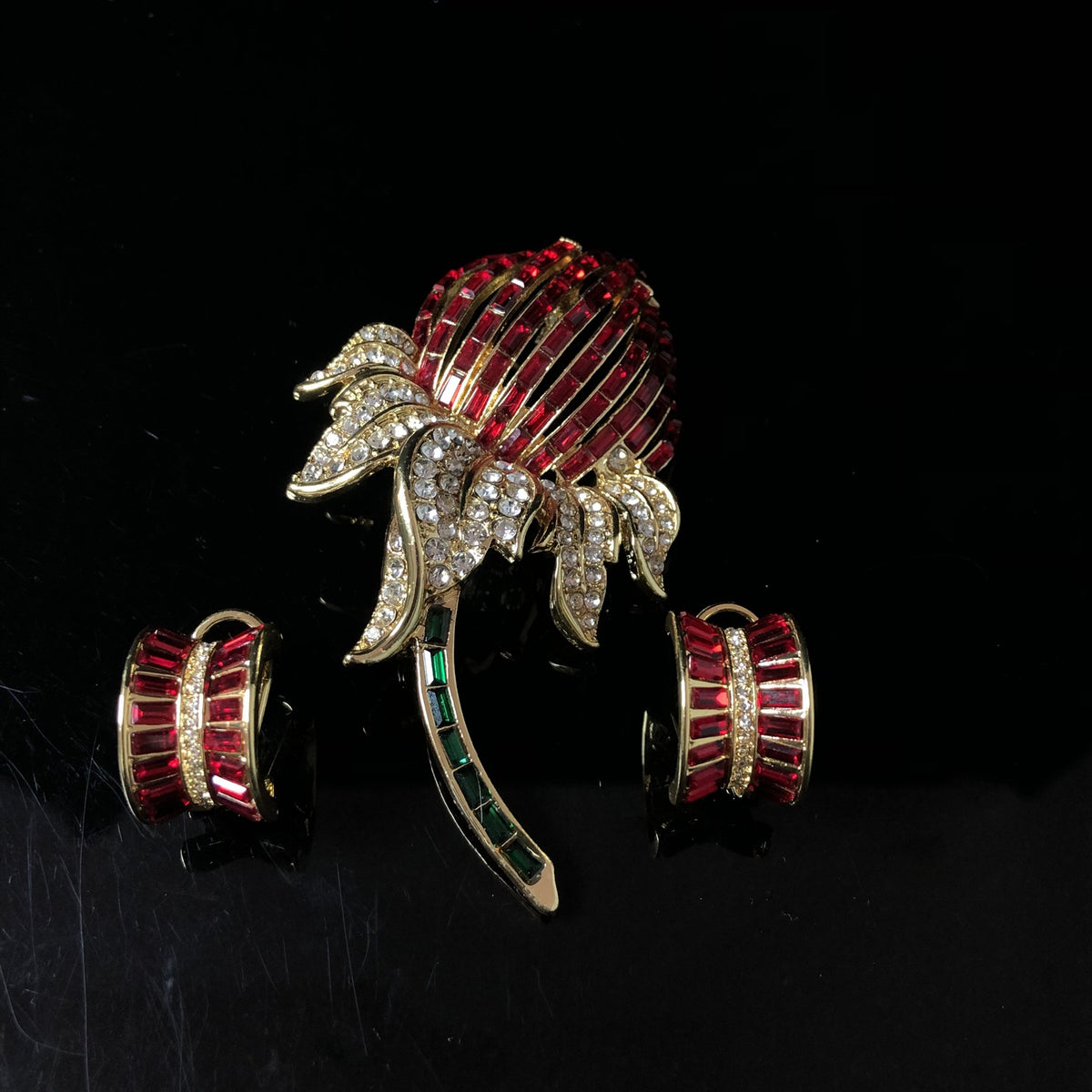 Vintage jewelry set, exquisite and versatile, featuring a floral brooch with diamond accents, earrings, and other accessories, plated with real gold, and featuring a delicate phoenix design