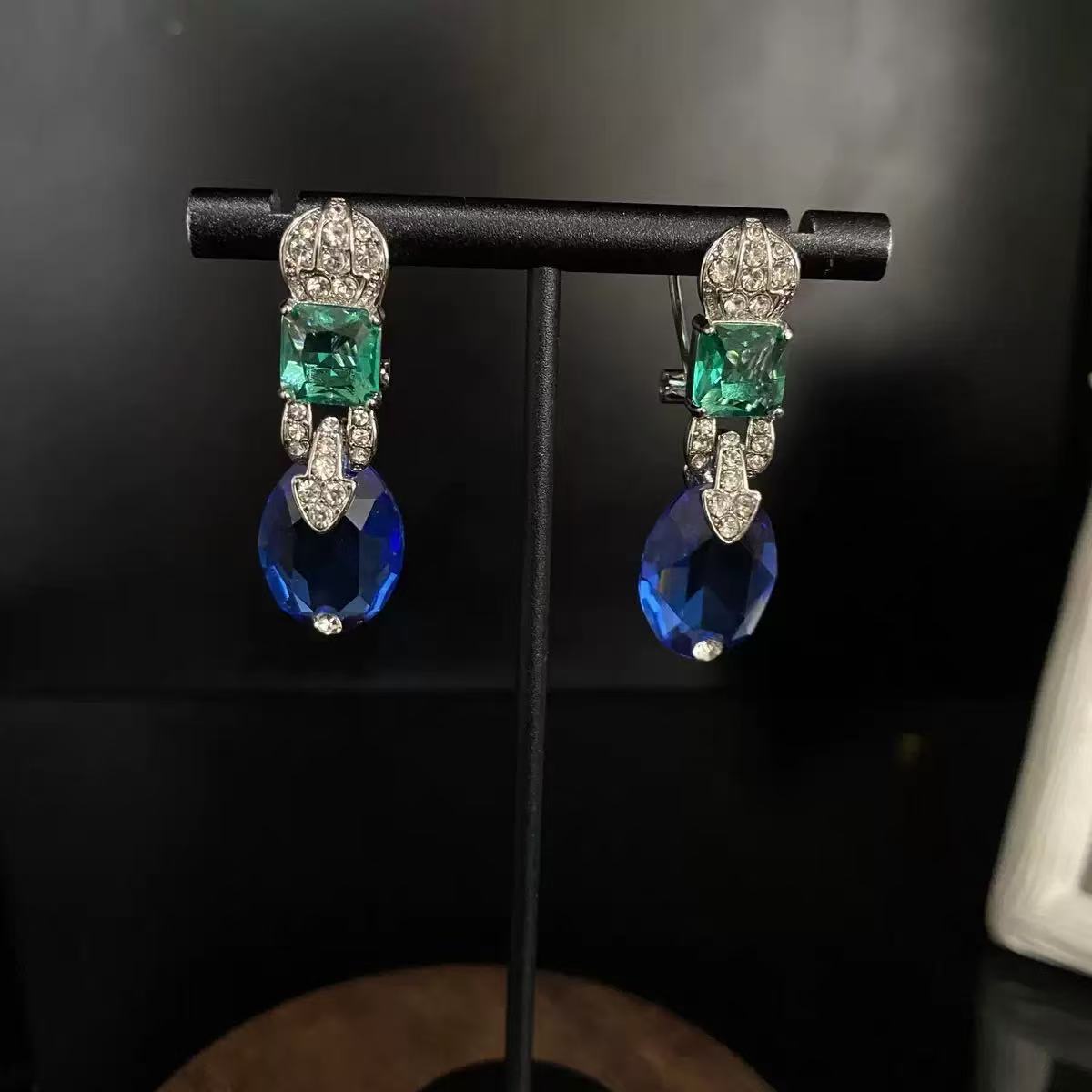 European and American style, retro sapphire design, fashionable platinum-plated necklace with elegant rhinestone embellishments