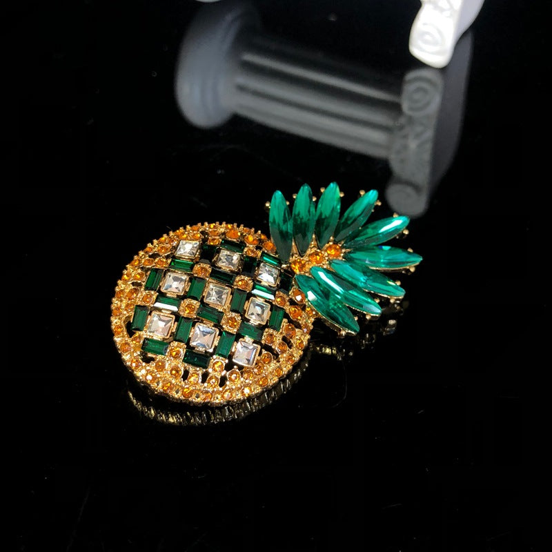Cross-border exquisite and fashionable design, elegant and versatile, with delicate diamond embellishments, featuring a fruit pineapple brooch, an elegant pin