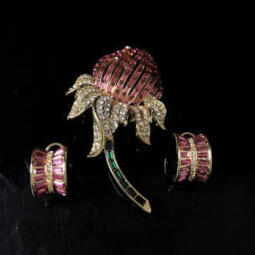 Vintage jewelry set, exquisite and versatile, featuring a floral brooch with diamond accents, earrings, and other accessories, plated with real gold, and featuring a delicate phoenix design