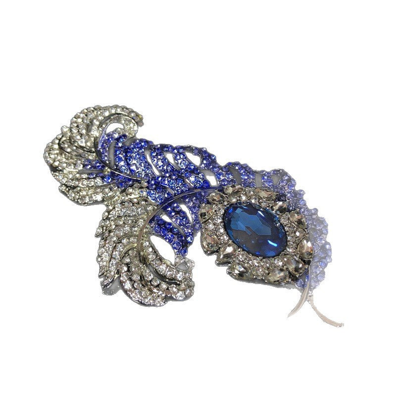 Retro palace-style design, feather-shaped, blue diamond accents, lightweight luxury, high-end, fashionable brooch, elegant, stylish, and unique