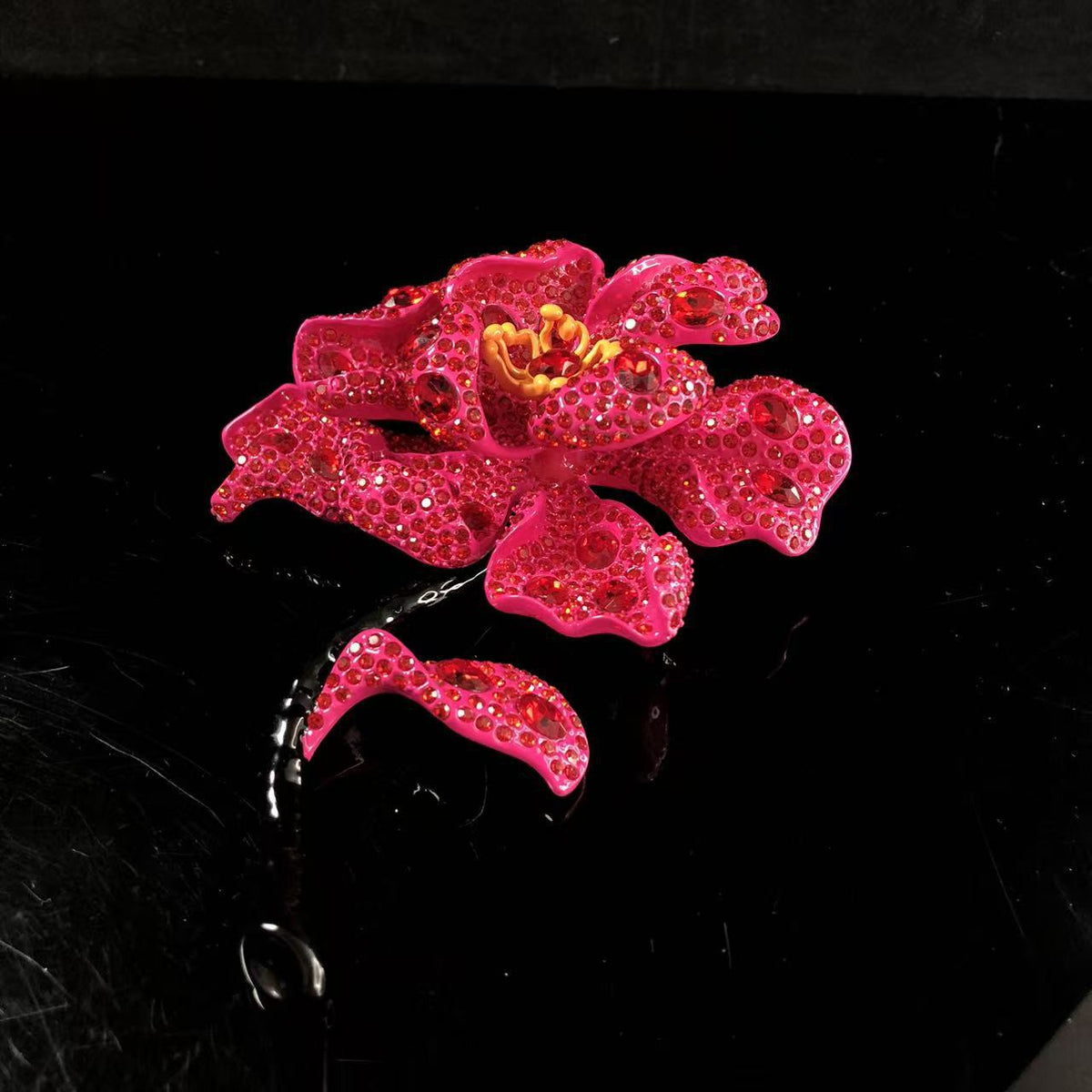 Classic, sophisticated, and luxurious peony brooch and earring set, exuding elegance and refined charm, perfect as a fashionable accessory for coats
