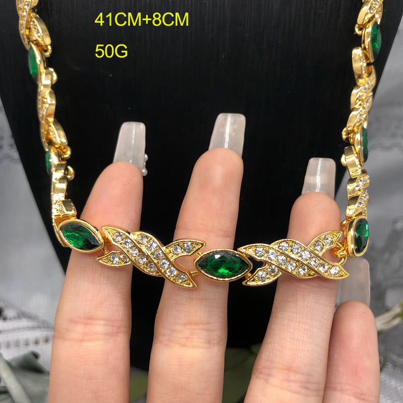 Vintage emerald-studded earrings, French-style, fashionable, luxurious, and elegant, a unique and high-end earring and necklace set