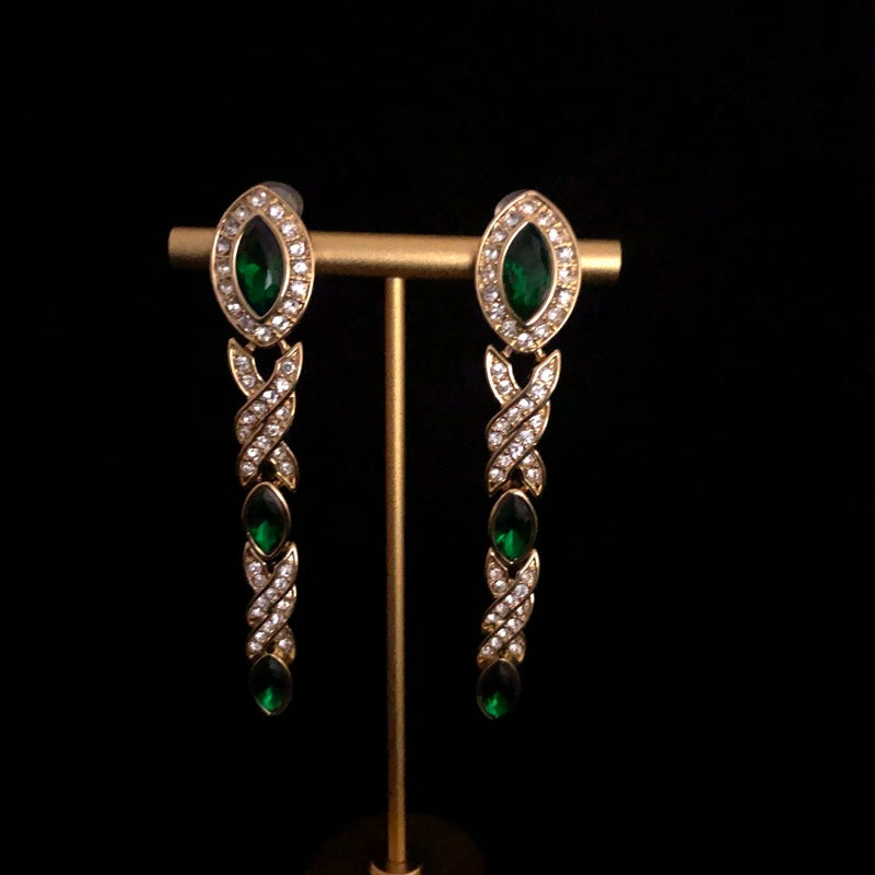 Vintage emerald-studded earrings, French-style, fashionable, luxurious, and elegant, a unique and high-end earring and necklace set