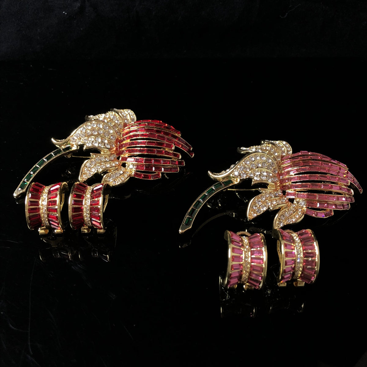 Vintage jewelry set, exquisite and versatile, featuring a floral brooch with diamond accents, earrings, and other accessories, plated with real gold, and featuring a delicate phoenix design