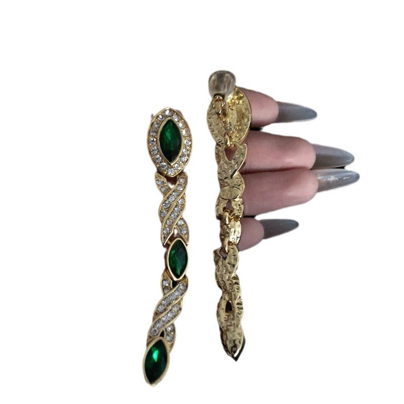 Vintage emerald-studded earrings, French-style, fashionable, luxurious, and elegant, a unique and high-end earring and necklace set
