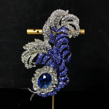 Retro palace-style design, feather-shaped, blue diamond accents, lightweight luxury, high-end, fashionable brooch, elegant, stylish, and unique