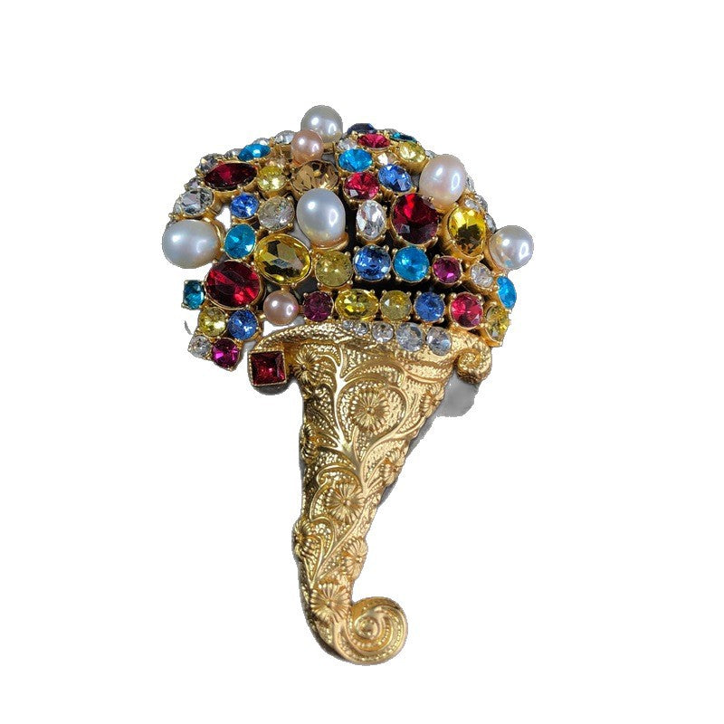 Vintage jewelry design, fashionable and versatile, exquisite hollowed-out design with diamond and pearl embellishments, elegant floral carving, and a sophisticated brooch