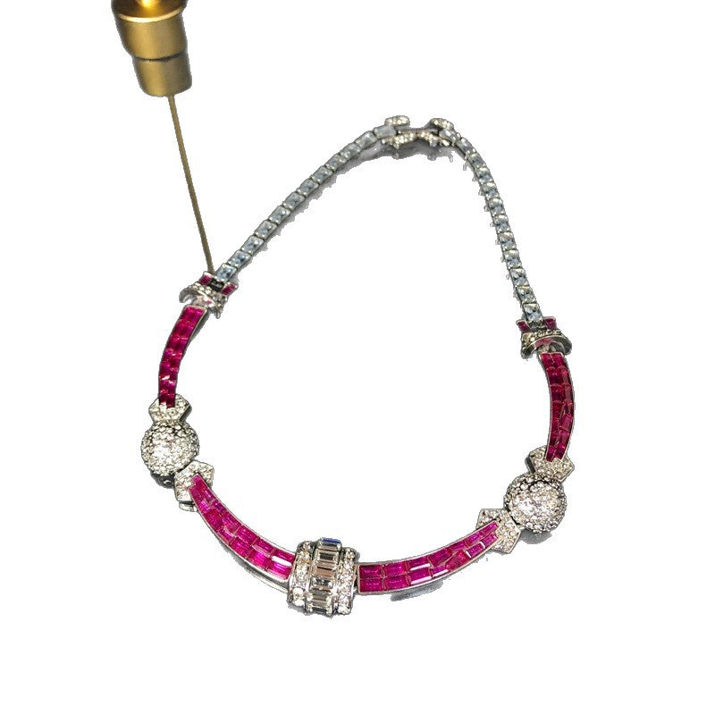 vintageClassic vintage-style two-tone sapphire and ruby necklace, exuding elegance, fashion, and a touch of understated luxury, with a refined and versatile design