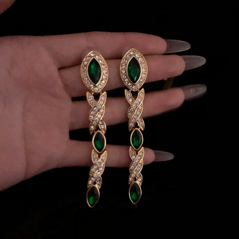 Vintage emerald-studded earrings, French-style, fashionable, luxurious, and elegant, a unique and high-end earring and necklace set