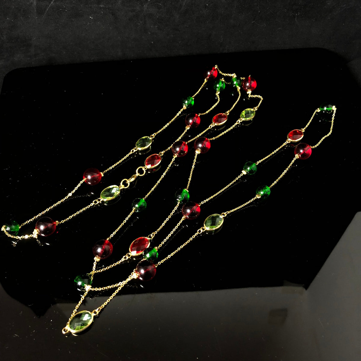 Usedvin'tageDouble-sided, double-layered, red and green glazed, transparent geometric circular necklace with hollow floral design, suitable for sweaters