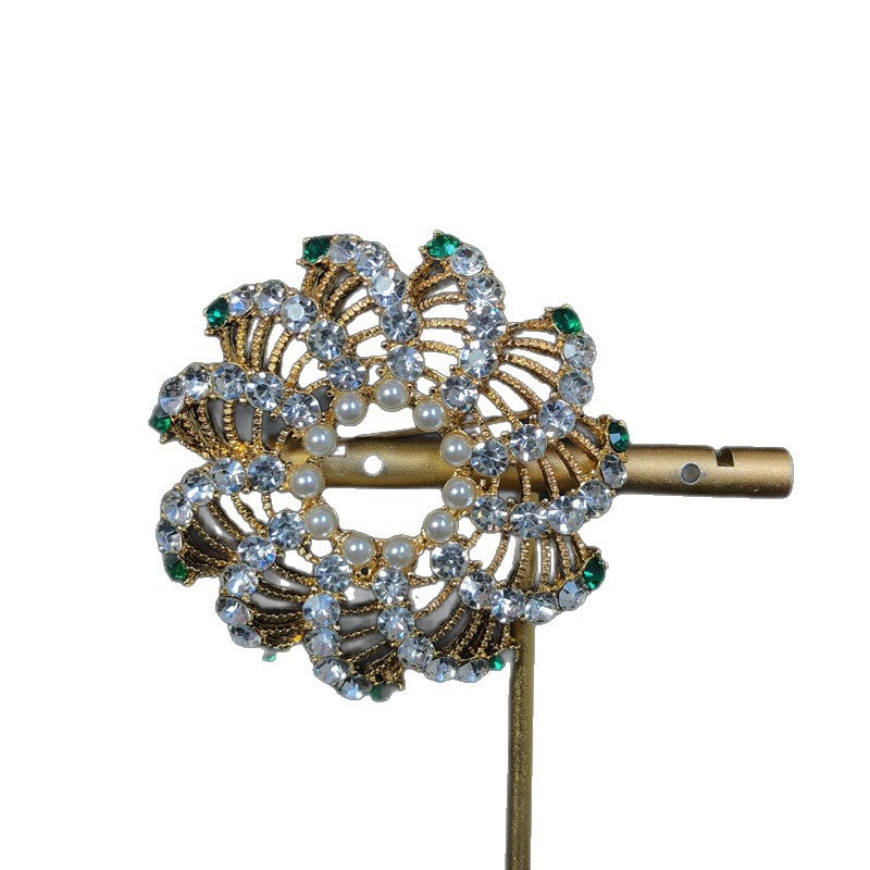 Fashionable and stylish design, featuring delicate cut-out details, rhinestone and pearl embellishments, versatile and exquisite jewelry, and a trendy gold-plated brooch