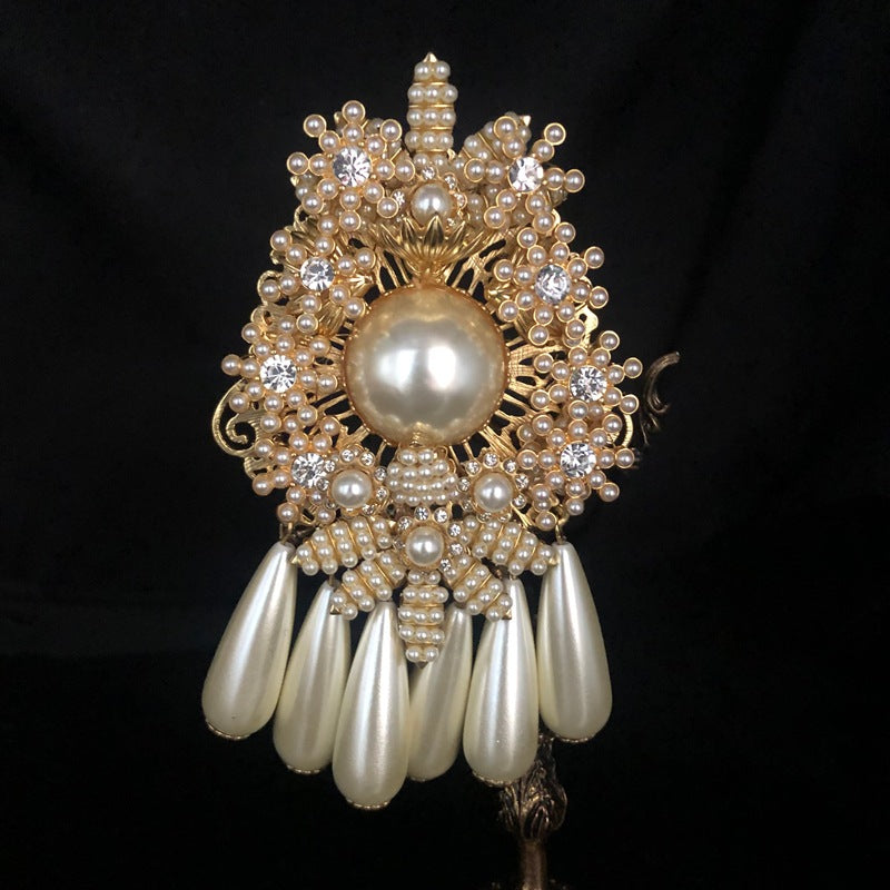 European and American style, versatile brooch, exquisite and fashionable, with a retro design, handmade with pearl and rice bead embellishments, featuring a floral design, suitable as a pin or earring clip
