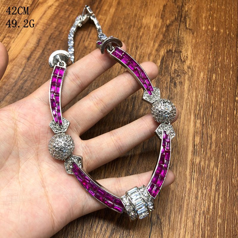 vintageClassic vintage-style two-tone sapphire and ruby necklace, exuding elegance, fashion, and a touch of understated luxury, with a refined and versatile design