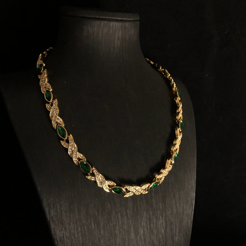 Vintage emerald-studded earrings, French-style, fashionable, luxurious, and elegant, a unique and high-end earring and necklace set