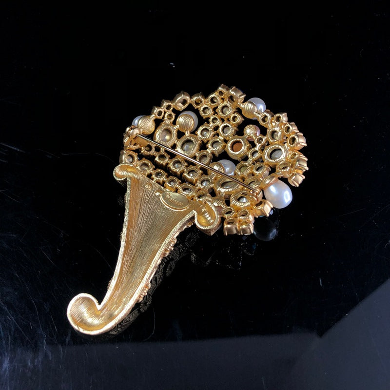 Vintage jewelry design, fashionable and versatile, exquisite hollowed-out design with diamond and pearl embellishments, elegant floral carving, and a sophisticated brooch