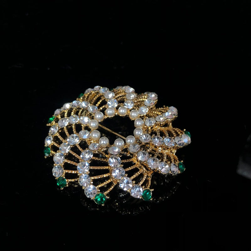 Fashionable and stylish design, featuring delicate cut-out details, rhinestone and pearl embellishments, versatile and exquisite jewelry, and a trendy gold-plated brooch