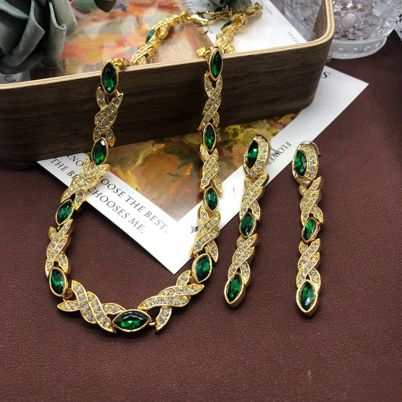 Vintage emerald-studded earrings, French-style, fashionable, luxurious, and elegant, a unique and high-end earring and necklace set