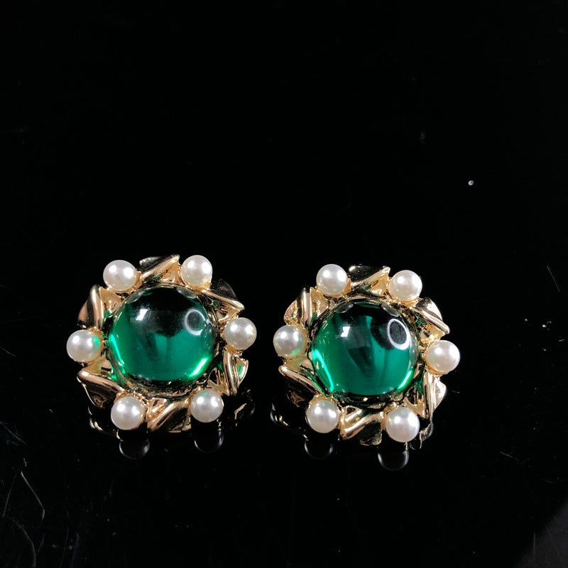 Vintage jewelry design, versatile pearl necklace with a green pendant, earrings, and a set of accessories – simple and stylish